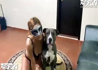 سيدة تعرض فرجها وتحصل على لعق أيضًا