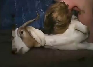 رجل يمارس الجنس مع هذا الحيوان المثير